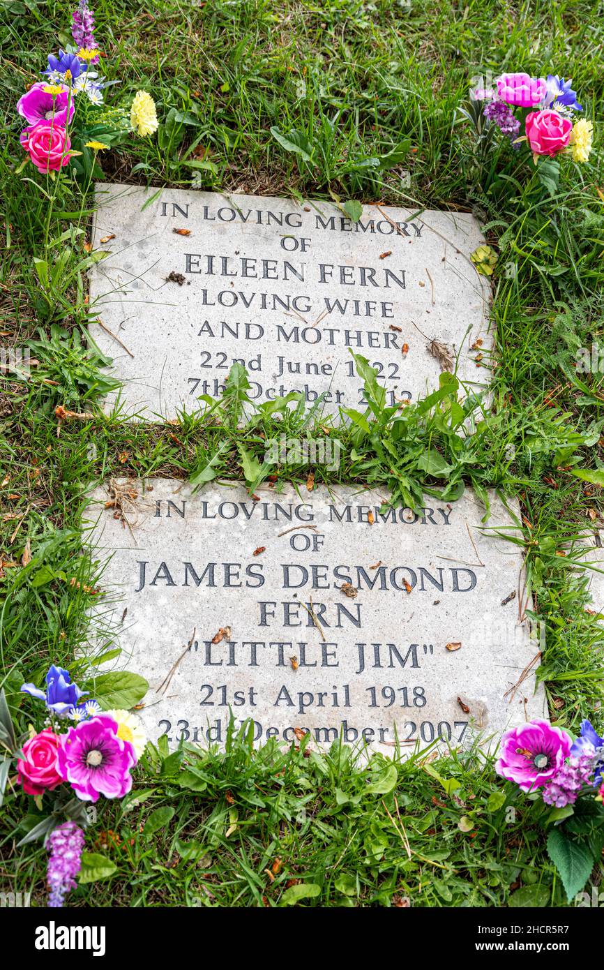 Gedenkstätten an Jim Fern und seine Frau Eileen auf dem Kirchhof im Cotswold-Dorf Slad, Gloucestershire, Großbritannien Jim war ein Zeitgenosse von Laurie Lee Stockfoto