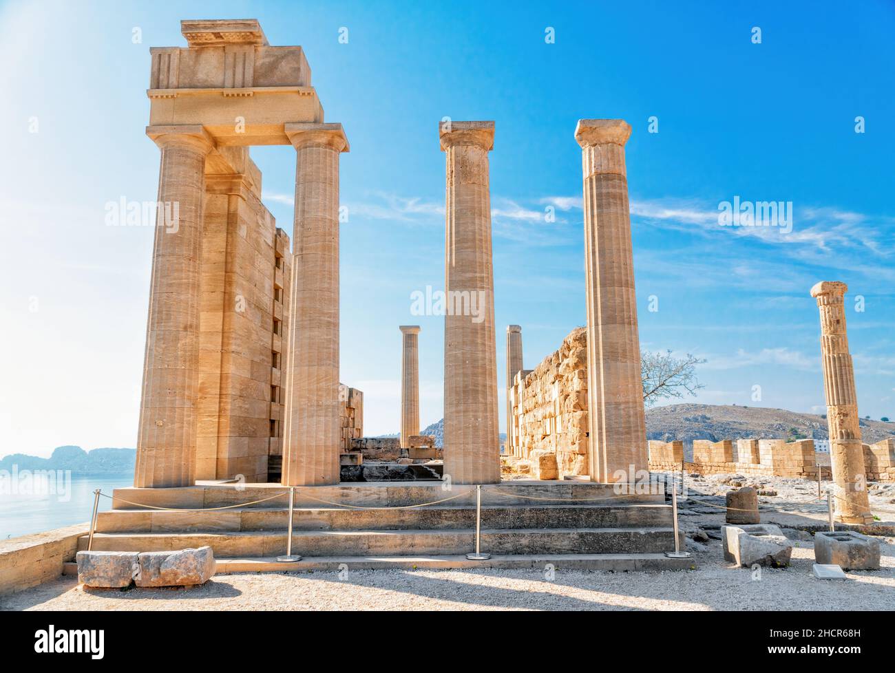 Tempel der Athene Lindia auf der Akropolis von Lindos, Insel Rhodos. Perfekte Aufnahme für Reisen, Urlaub und Archäologie. Stockfoto