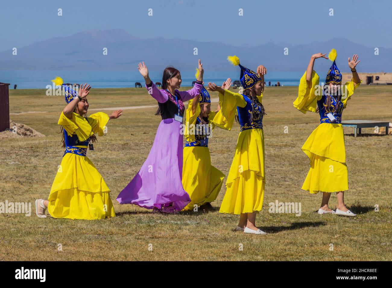 SONG KOL, KIRGISISTAN - 25. JULI 2018: Traditionelle Tanzvorstellung während des National Horse Games Festivals am Ufer des Son Kol Sees Stockfoto