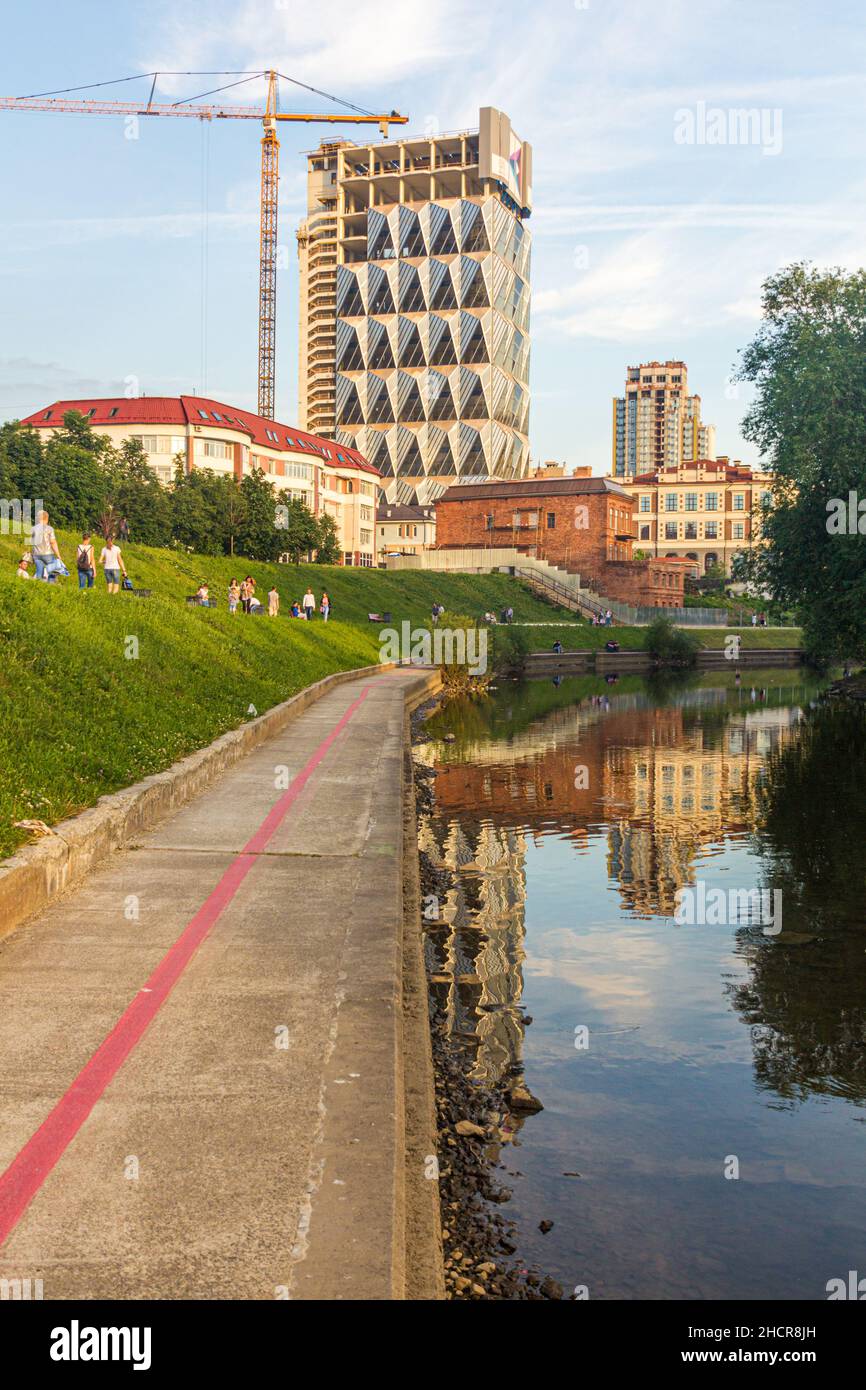 JEKATERINBURG, RUSSLAND - 3. JULI 2018: Flussufer des Iset-Flusses in Jekaterinburg, Russland Stockfoto