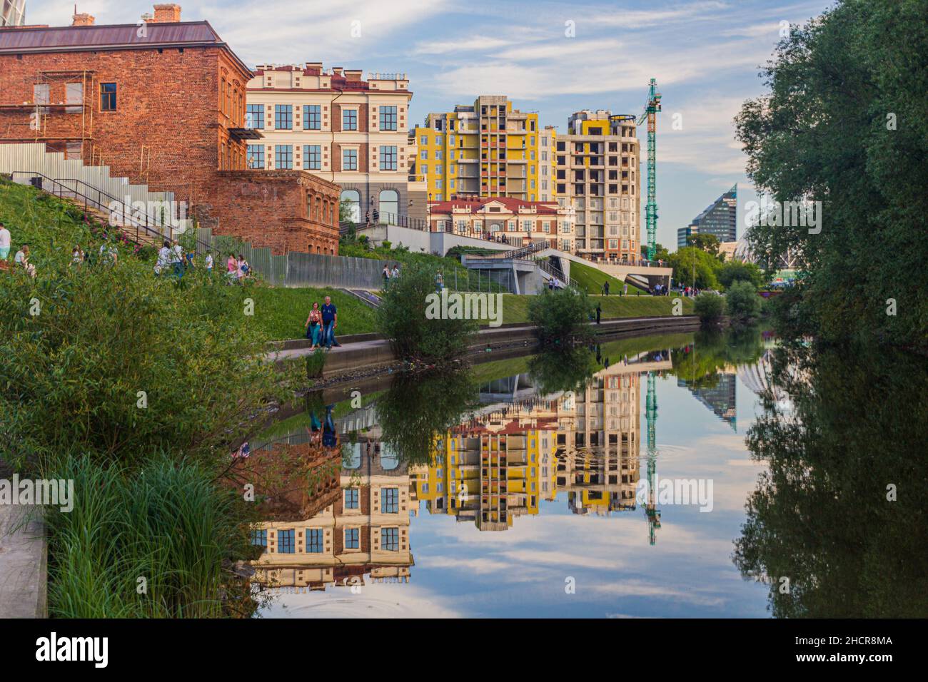 JEKATERINBURG, RUSSLAND - 3. JULI 2018: Flussufer des Iset-Flusses in Jekaterinburg, Russland Stockfoto