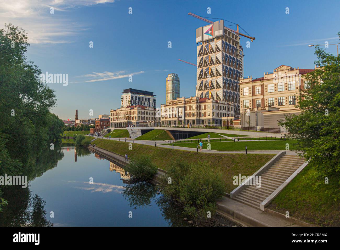 JEKATERINBURG, RUSSLAND - 3. JULI 2018: Flussufer des Iset-Flusses in Jekaterinburg, Russland Stockfoto