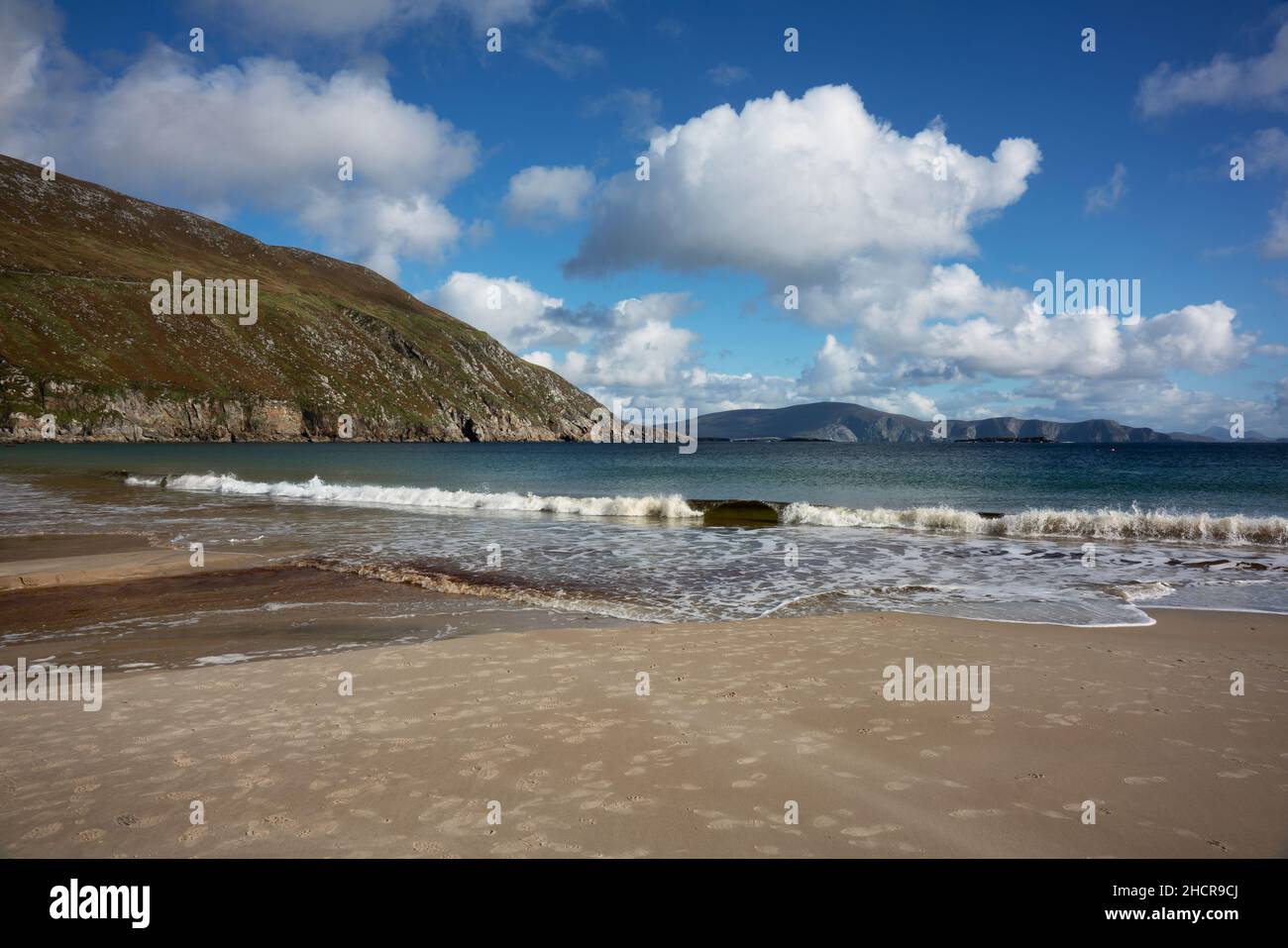 Keem Bay ist ein Sandstrand in der Nähe des Dorfes Dooagh auf Achill Island, County Mayo in Irland. Ein Strand mit blauer Flagge, was bedeutet, dass es Rettungsschwimmer gibt. Stockfoto