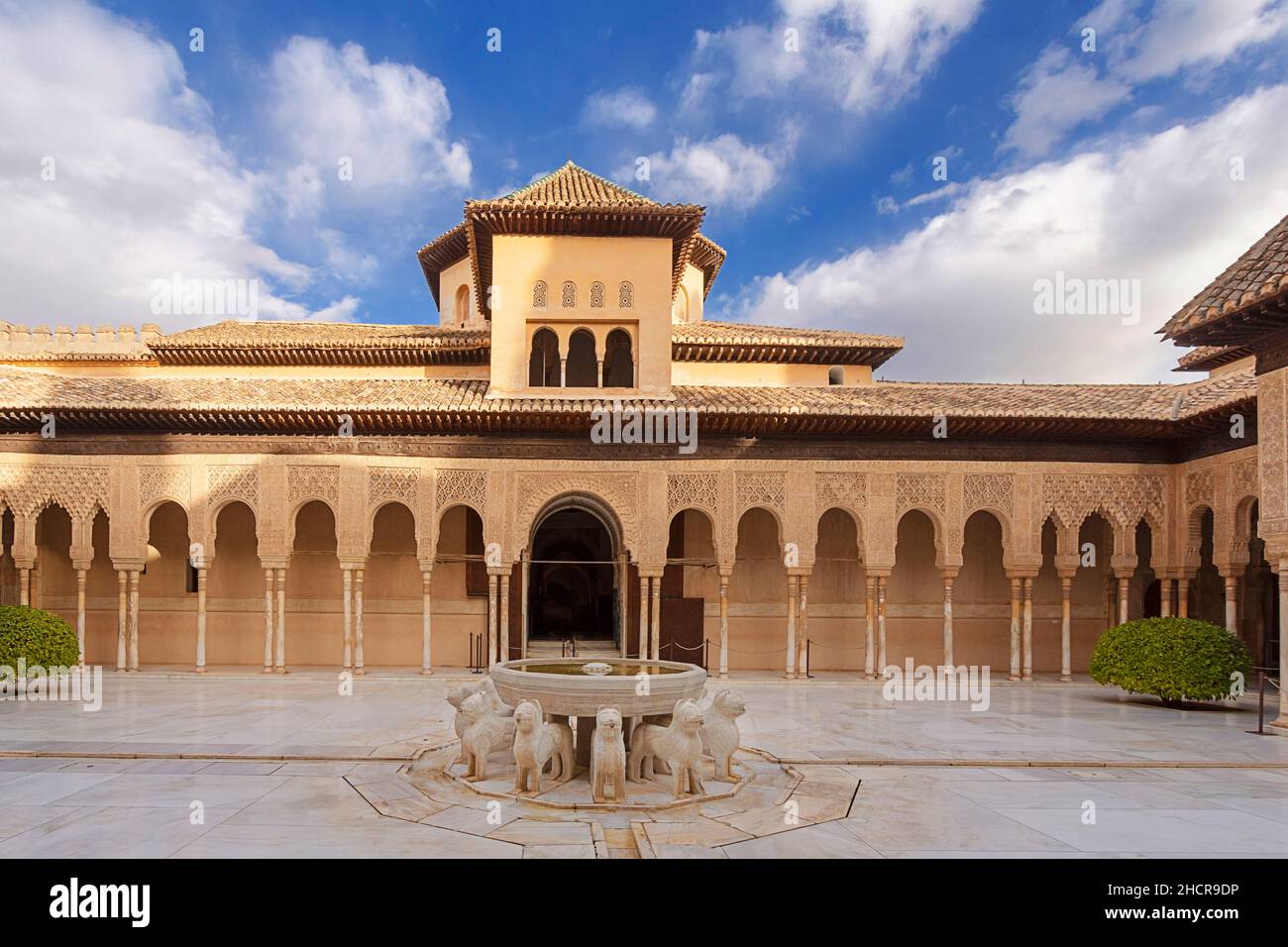 ALHAMBRA PALACE GRANADA ANDALUSIEN SPANIEN BLAUER HIMMEL ÜBER DEM HOF DER LÖWEN UND SECHS DER LÖWENBRUNNEN Stockfoto