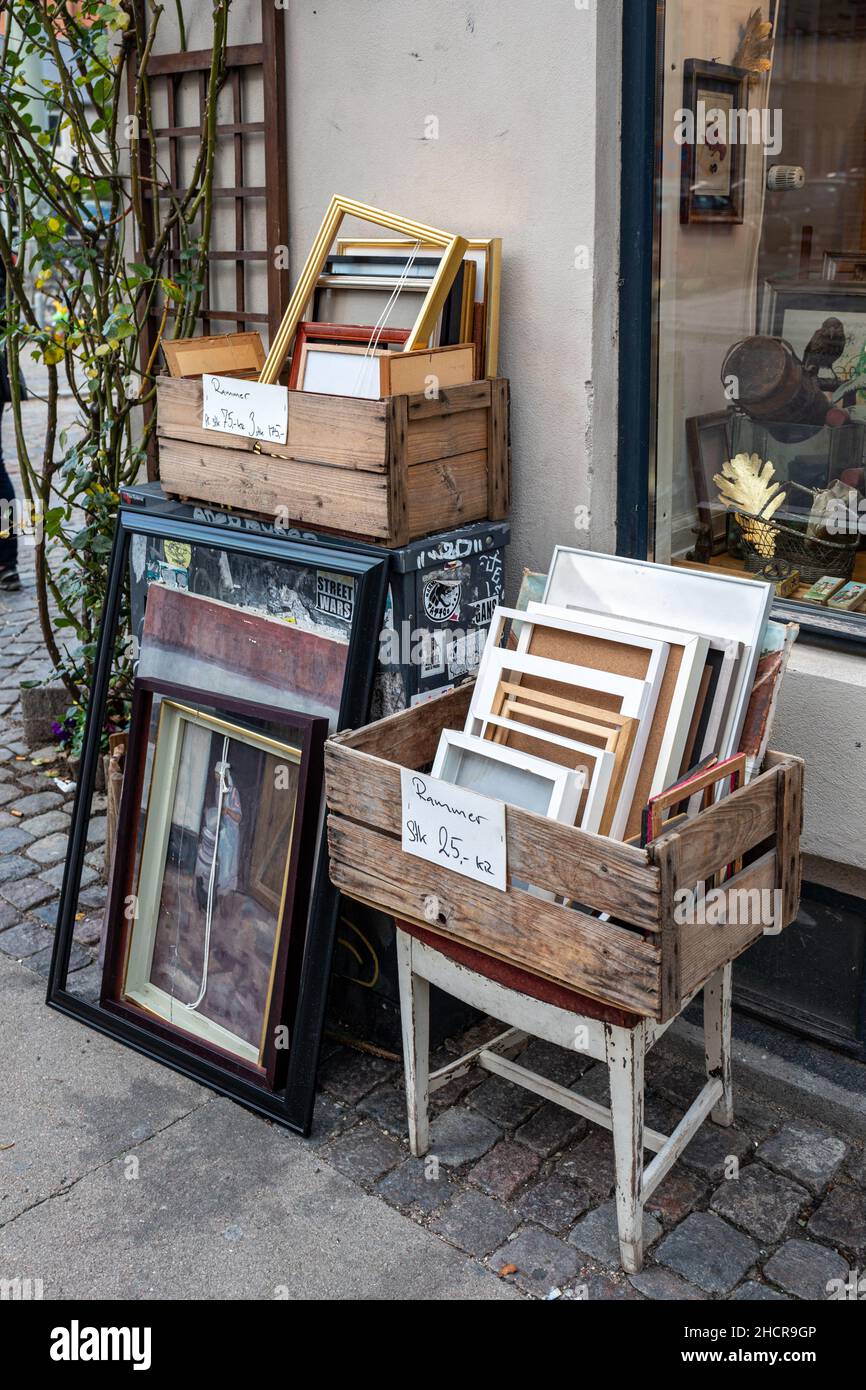 Gebrauchte Rahmen zum Verkauf auerhalb des Vintage- und  Gebrauchtwarengeschfts in Kopenhagen, Dnemark Stockfotografie - Alamy