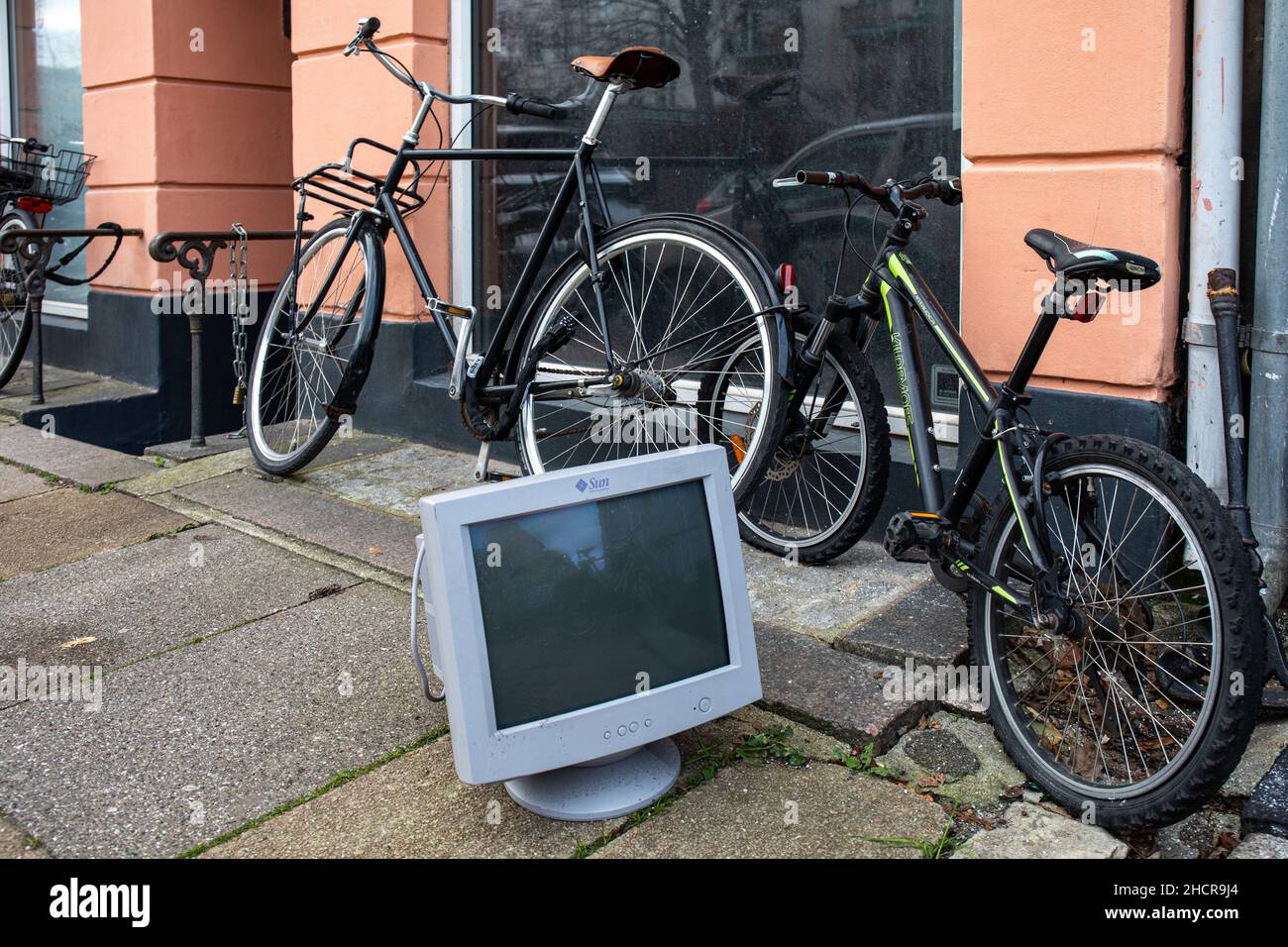 Alter Computerbildschirm oder Monitor auf dem Bürgersteig Stockfoto