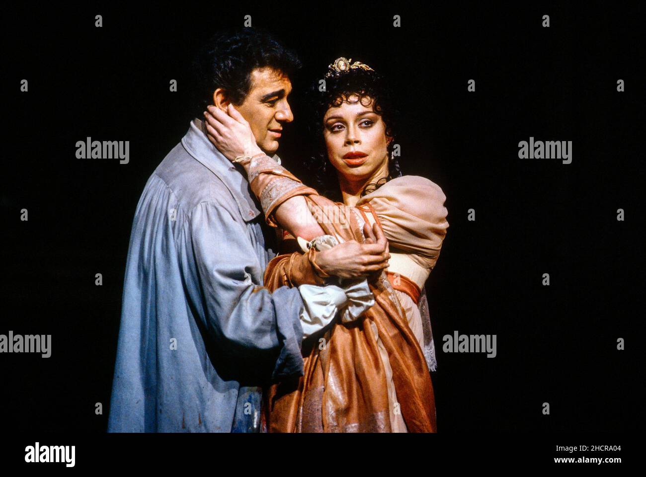 Akt 1: Placido Domingo (Mario Cavaradossi), Maria Ewing (Floria Tosca) in TOSCA von Puccini an der Royal Opera, Covent Garden, London WC2 06/07/1991 Dirigent: Michel Plasson Bühnenbild: Renzo Mongiardino Kostüme: Marcel Escoffier Revival Beleuchtung: John B Original lesen Regie: Franco Zeffirelli Revival Regie: John Cox Stockfoto