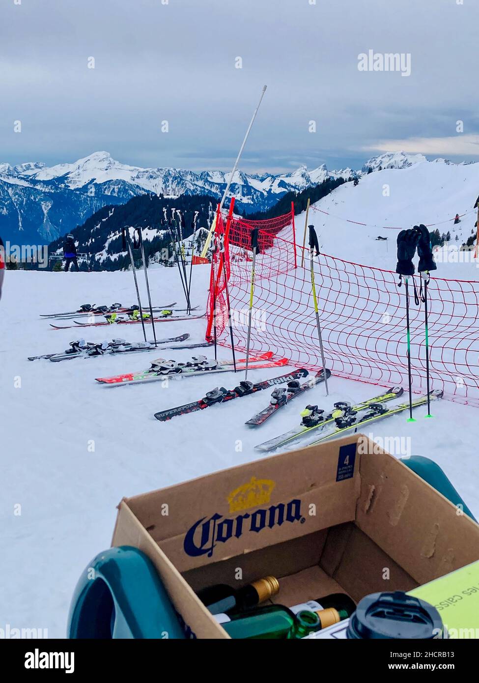 Villars sur Ollon, Schweiz - 04. Februar 2021: Corona Bierdose an einem Apres-Ski-Spot. Stockfoto