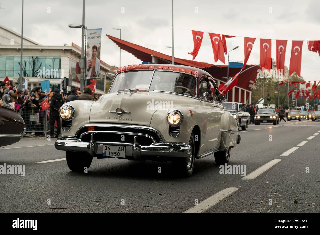 Istanbul, Türkei - 29. Oktober 2021: Eine weiße 1950 Oldsmobile Rakete 88 Parade am 29. Oktober republikanischen Tag der Türkei, Oldsmobile Auto Parade Moment. Stockfoto