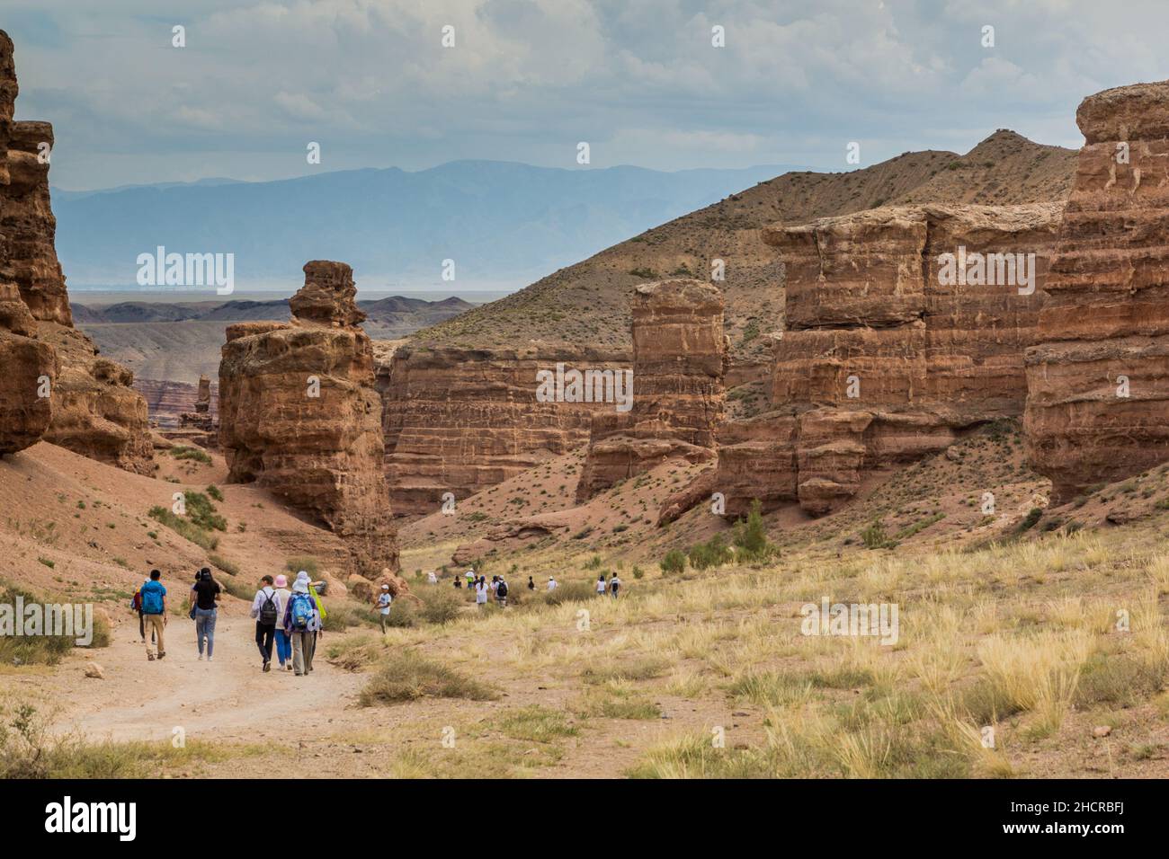 SHARYN, KASACHSTAN - 28. JULI 2018: Touristen besuchen die Schlucht Sharyn in Kasachstan Stockfoto