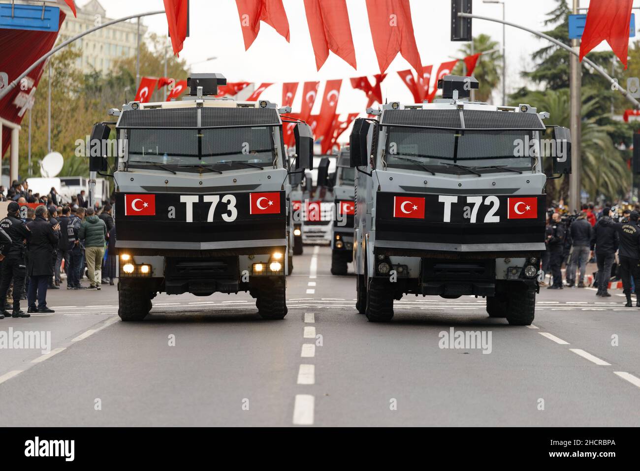 Istanbul, Türkei - 29. Oktober 2021: Parade der Polizei zur Kontrolle der Fahrzeuge am 29. Oktober zum Tag der Republik Türkei Stockfoto