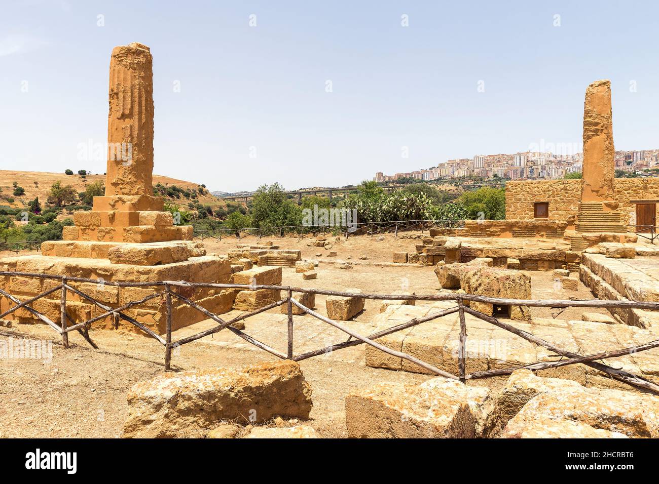 Panoramablick auf den Tempel des Vulkans (Tempio di Vulcano) im Tal der Tempel, Agrigento, Sizilien, Italien Stockfoto