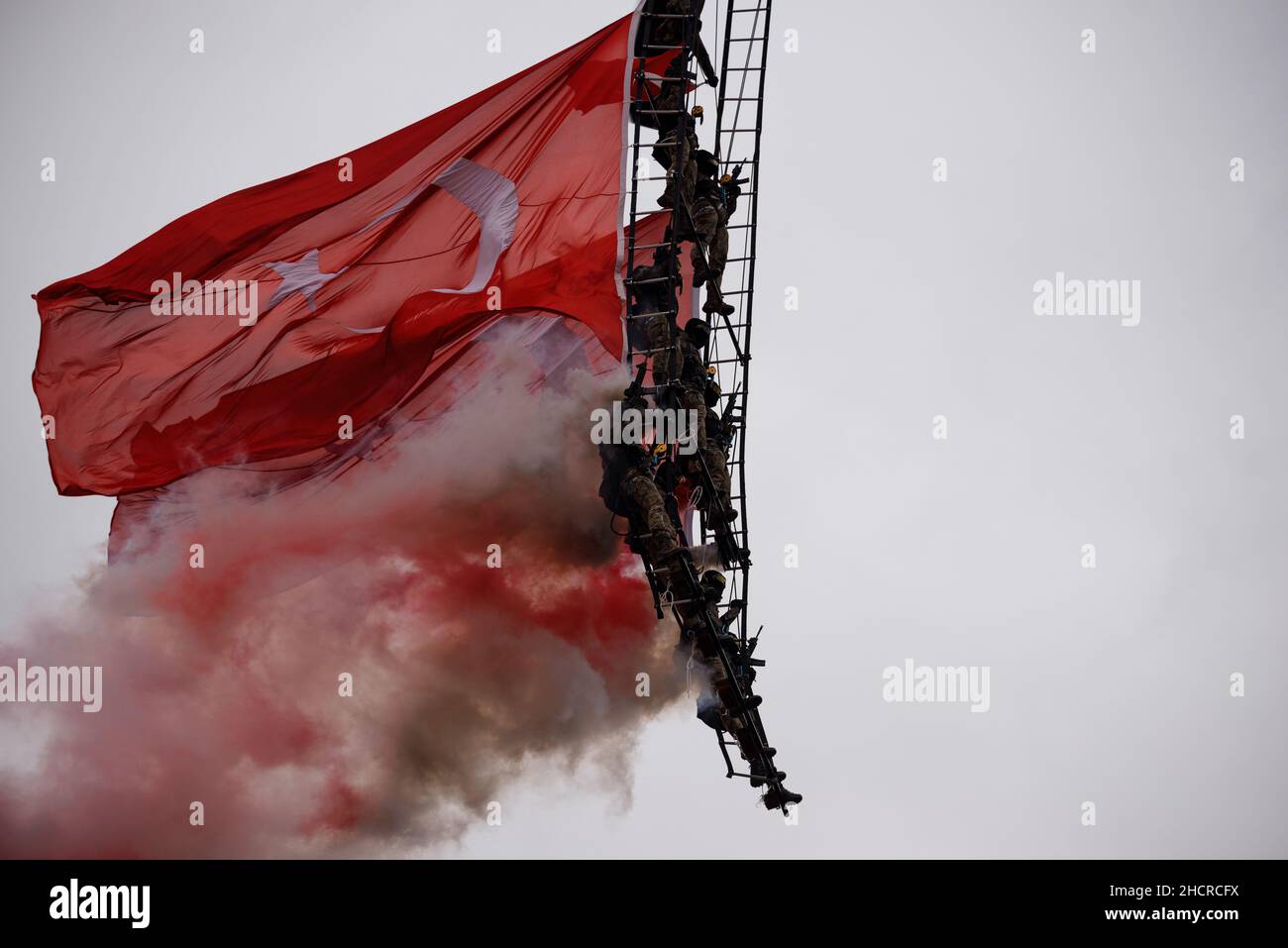 Istanbul, Türkei - 29. Oktober 2021: Special Operations Police Helicopter Show am 29. Oktober Feierlichkeiten zum Tag der Republik. Schwenkende türkische Flagge. Redaktionell Stockfoto