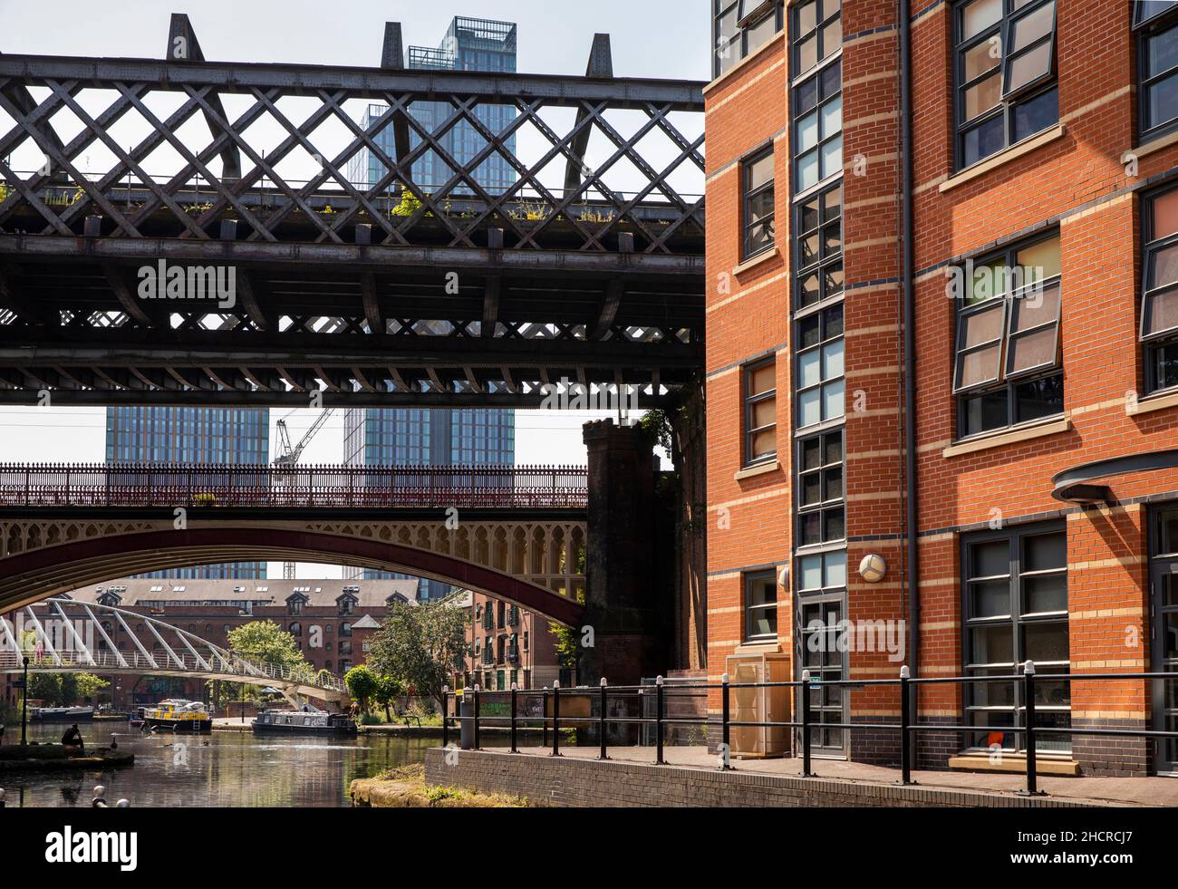 Großbritannien, England, Manchester, Castlefield, redundantes Eisenbahnviadukt und Merchant’s Bridge über das Bridgewater Canal Basin Stockfoto