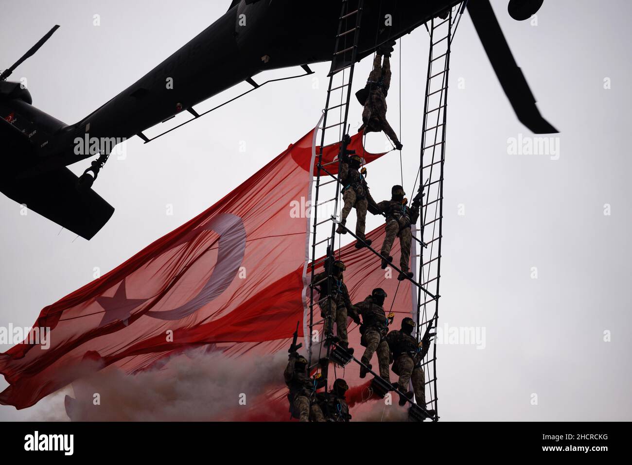 Istanbul, Türkei - 29. Oktober 2021: Special Operations Police Helicopter Show am 29. Oktober Feierlichkeiten zum Tag der Republik. Schwenkende türkische Flagge. Redaktionell Stockfoto