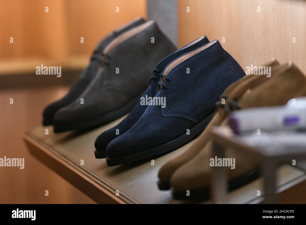 Herrenschuhe in einem eleganten Laden. Stockfoto