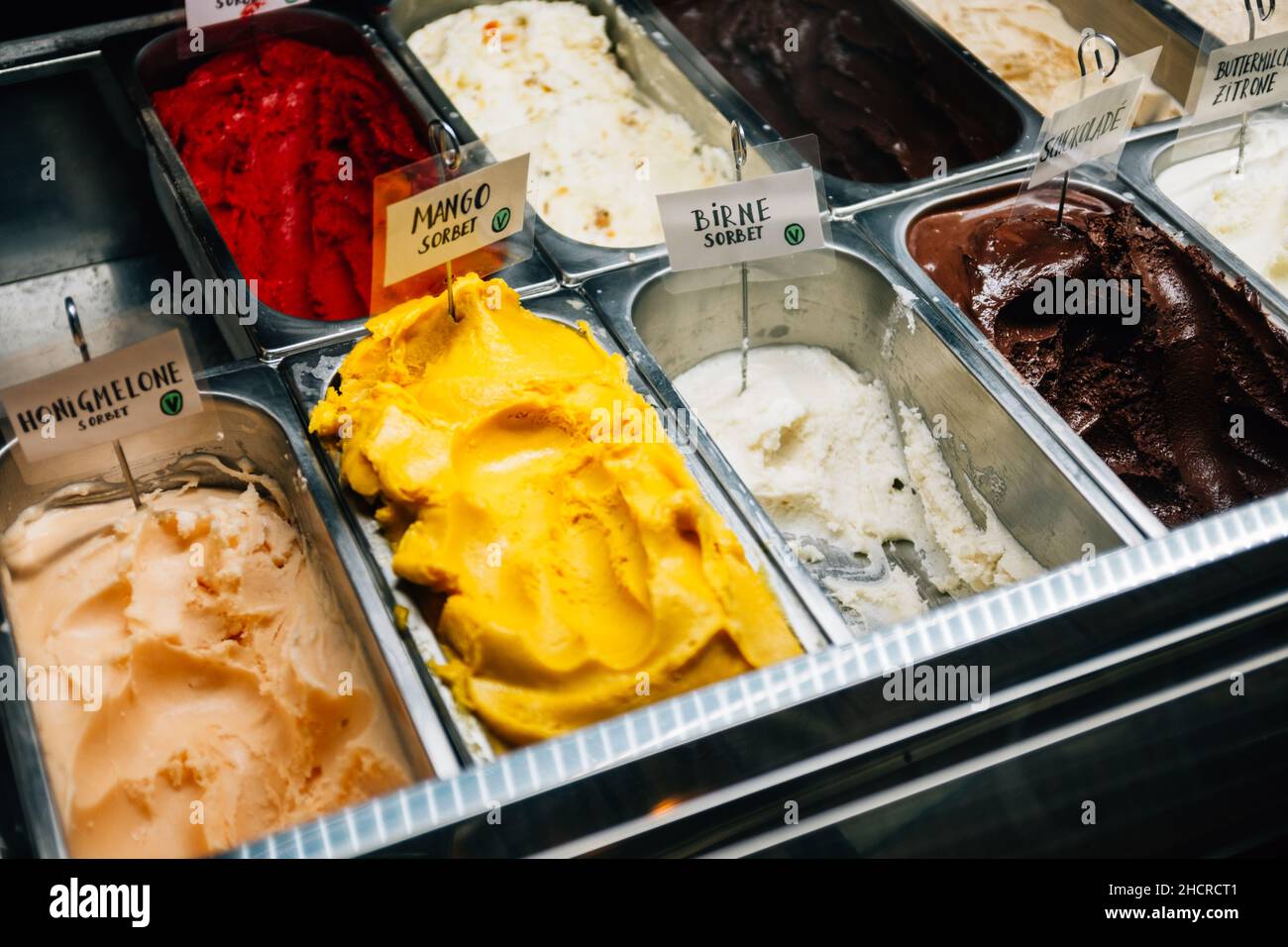 Nahaufnahme von verschiedenen Eisdielen in einem Geschäft Stockfoto