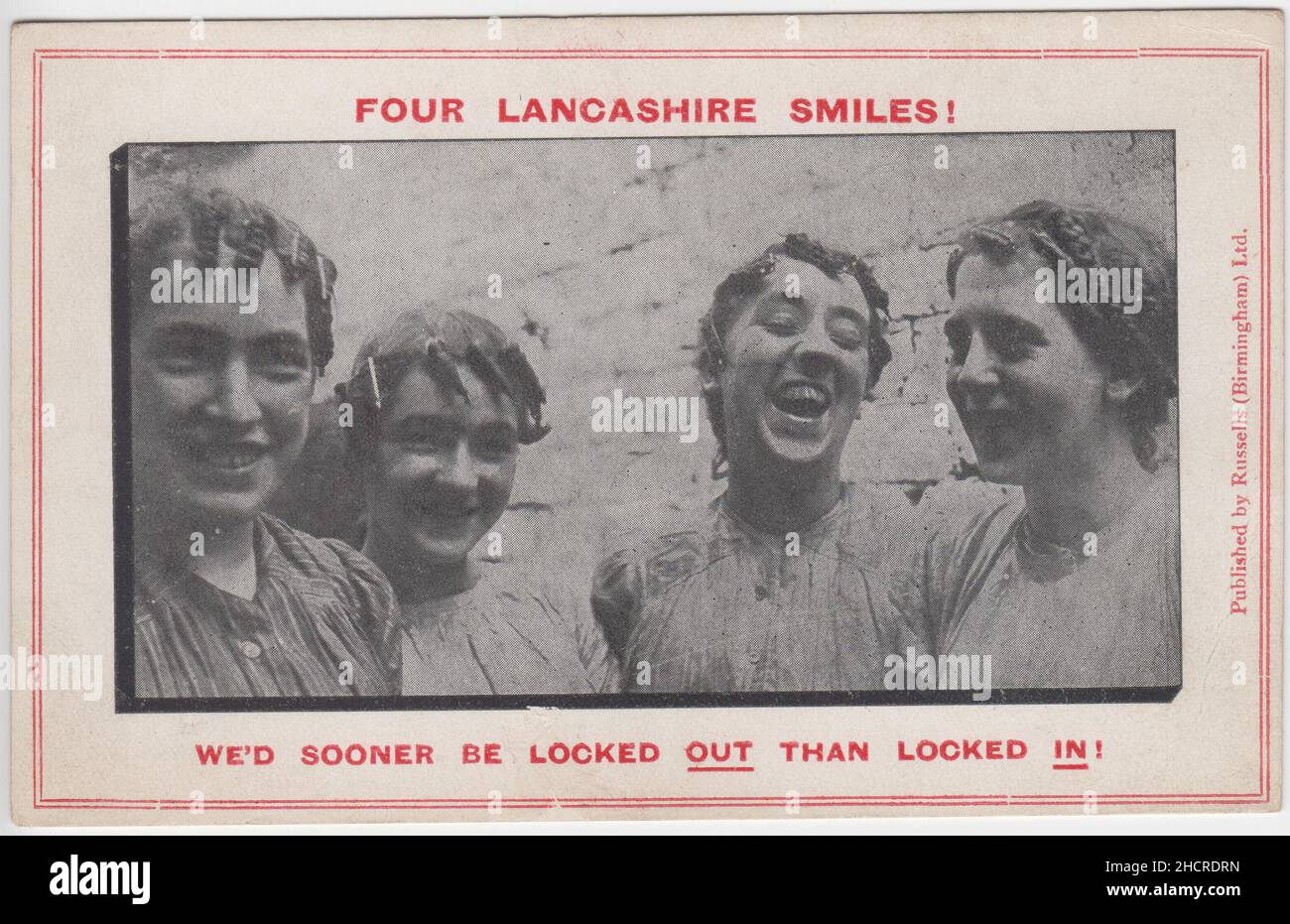 „vier Lancashire lächeln! Wir wären eher ausgesperrt als eingesperrt!“: Postkarte von vier jungen Frauen, Arbeiter in der Mühle von Lancashire, die von ihrer Beschäftigung ausgeschlossen worden waren (d. h. die streikten). Sie alle haben markante geflochtene Frisuren. Die Postkarte war eine von mehreren, von Russells (Birmingham) Ltd. Veröffentlichten, zu diesem Thema und stammt möglicherweise aus der 'großen Aussperrung' in der Baumwollindustrie von Lancashire aus dem Jahr 1912, die das Ergebnis eines Streits zwischen der Vereinigung der Baumwollspenners und -Hersteller und der Amalgamated Weavers Association war Stockfoto