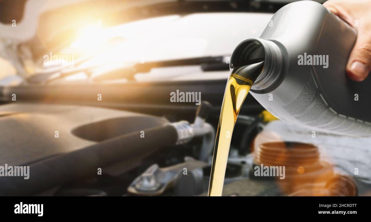 Füllen Sie Öl auf den Motor, in der Nähe Stockfoto
