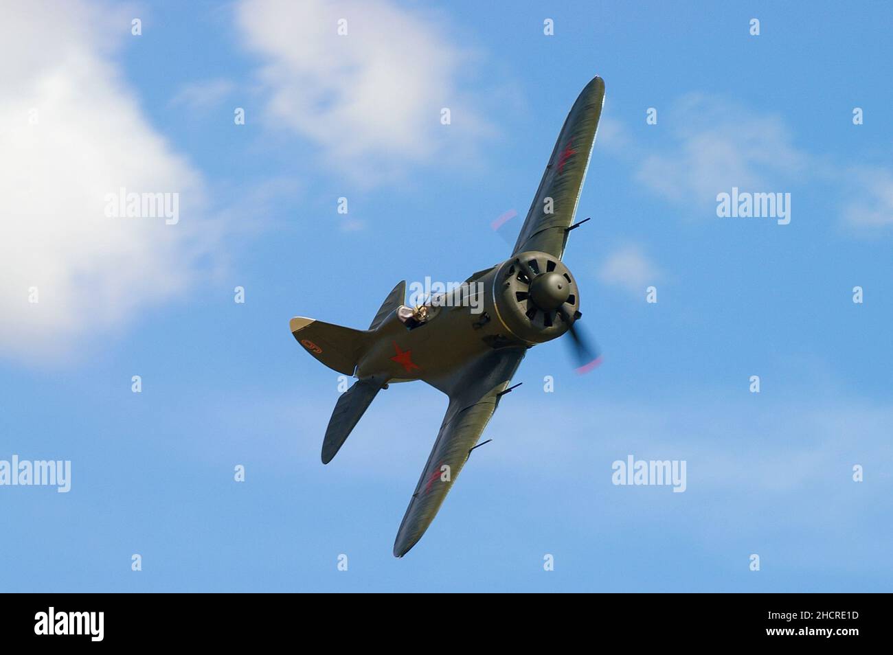 Polikarpov I-16 Rata Jagdflugzeug der Sowjetischen Luftwaffe. Das kleine russische Kampfflugzeug aus dem zweiten Weltkrieg fliegt auf der Flugschau „Flying Legends“ von Duxford Stockfoto