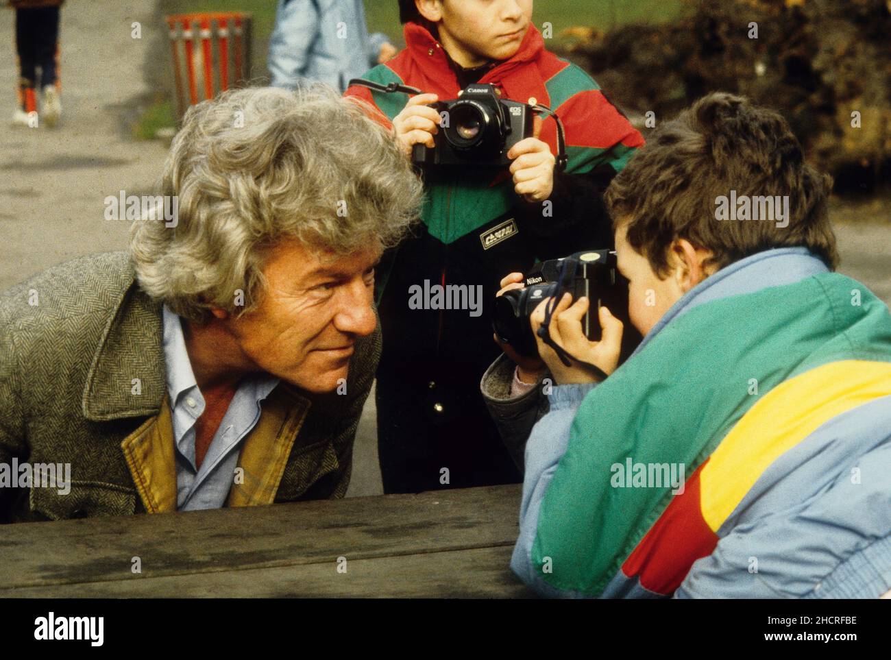 Lord Lichfield posiert für den Wettbewerb „Children in Focus“ 1988 Stockfoto