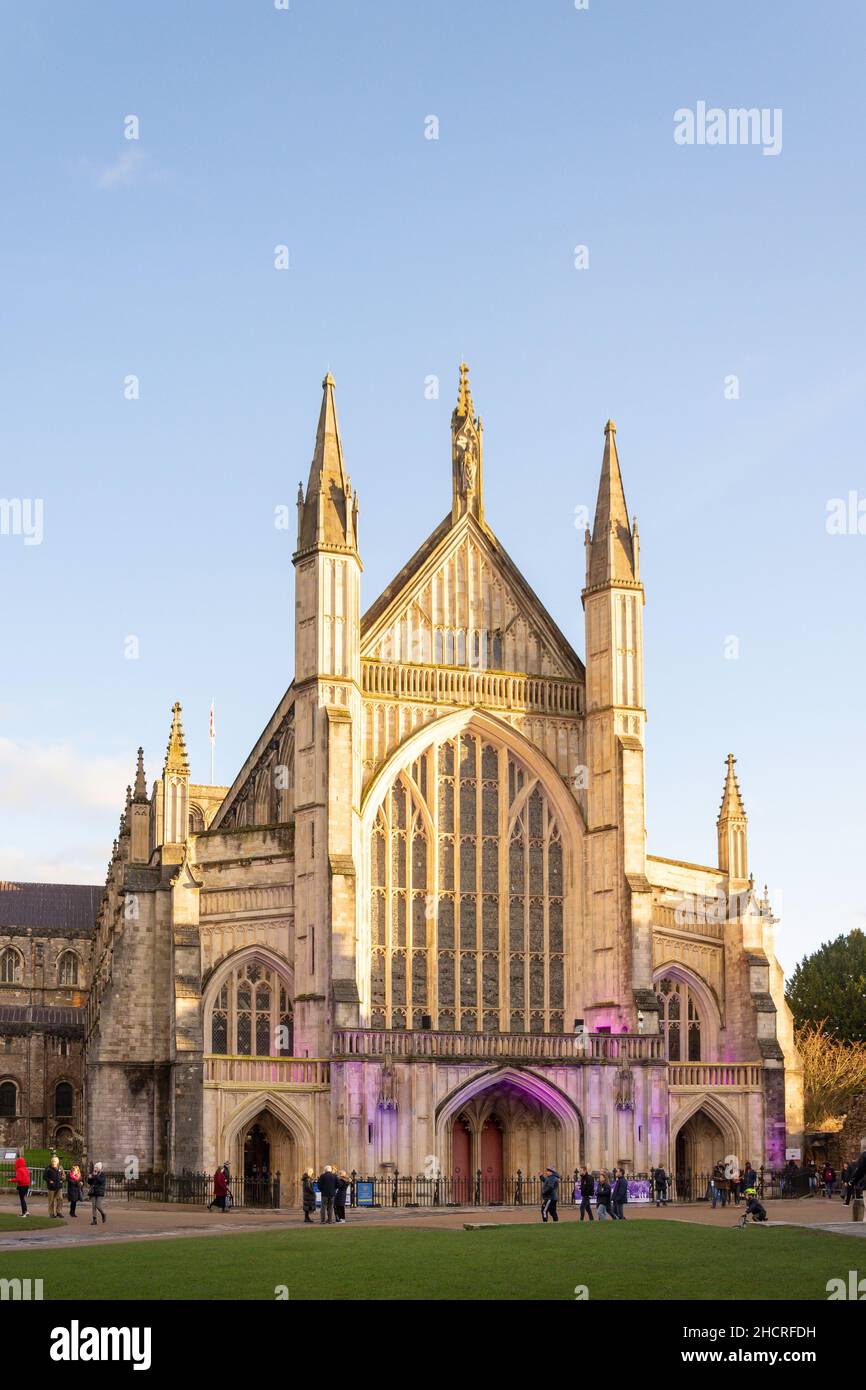 Winchester Cathedral Westfassade im Winter, Cathedral Close, Winchester, Hampshire, England, Vereinigtes Königreich Stockfoto