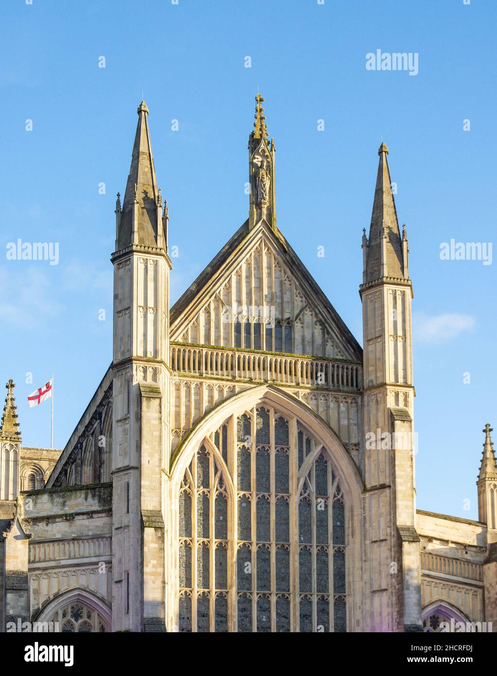 Winchester Cathedral Westfassade im Winter, Cathedral Close, Winchester, Hampshire, England, Vereinigtes Königreich Stockfoto