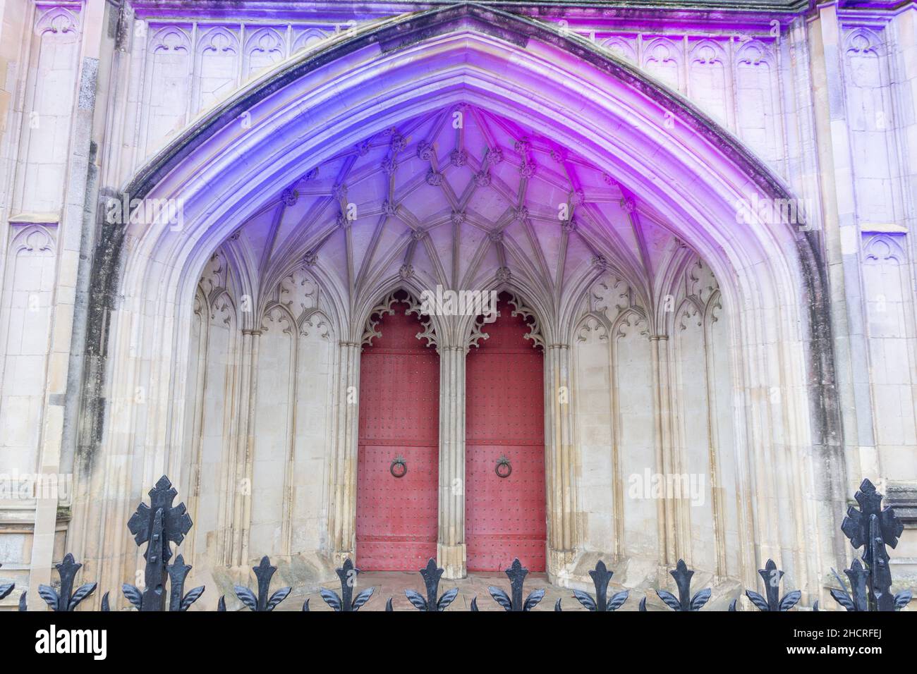 Doppeltüren an der Westfassade der Winchester Cathedral, Cathedral Close, Winchester, Hampshire, England, Vereinigtes Königreich Stockfoto