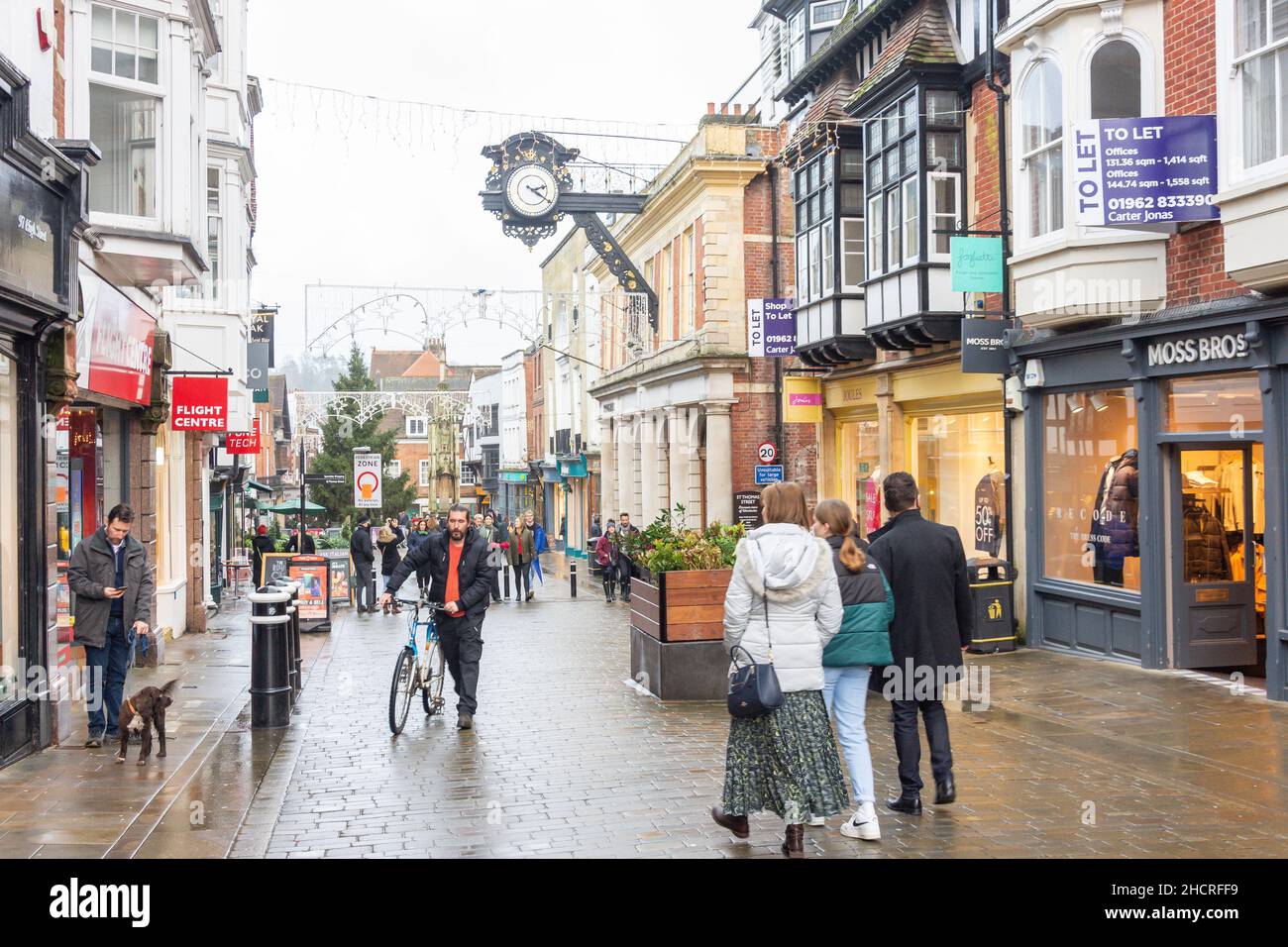 Straßenszene im Winter, High Street, Winchester, Hampshire, England, Vereinigtes Königreich Stockfoto