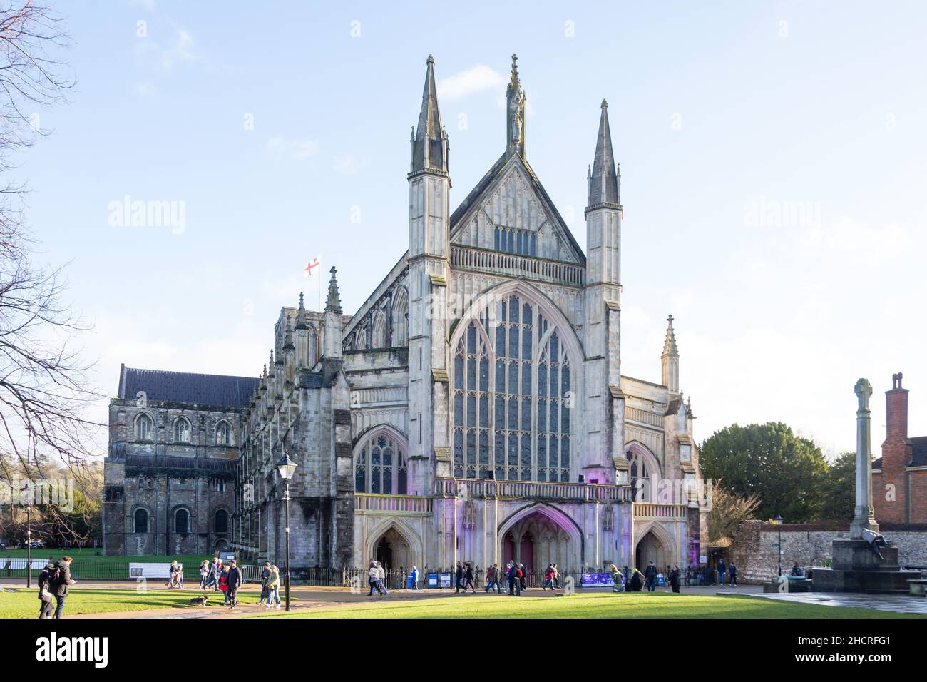 Winchester Cathedral Westfassade im Winter, Cathedral Close, Winchester, Hampshire, England, Vereinigtes Königreich Stockfoto