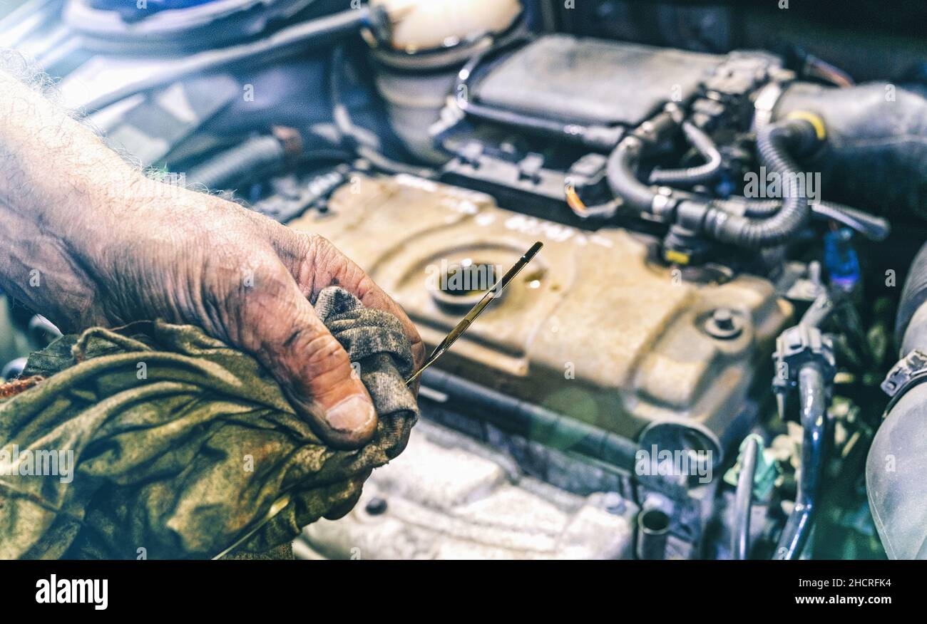 Hand des Automechanikers prüfen Motoröl für die Wartung Stockfoto