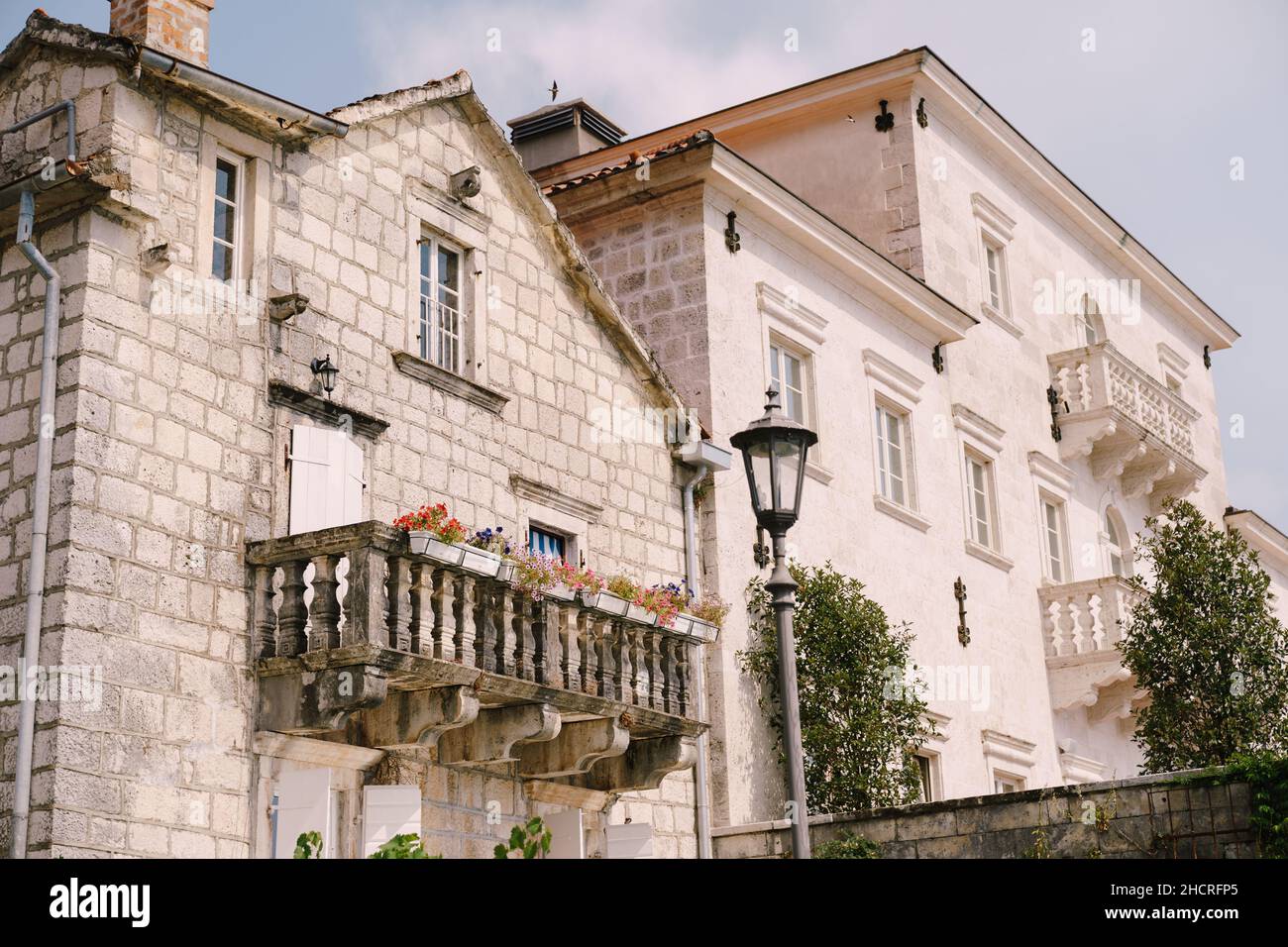 Fassaden alter Gebäude mit Balkonen und Fensterläden an den Fenstern der Perast Street Stockfoto