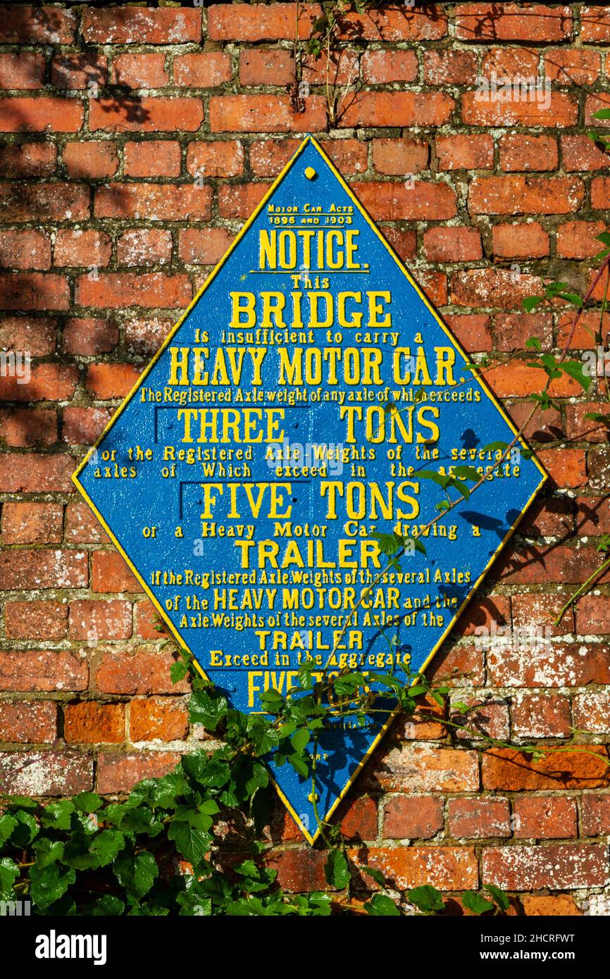 Historisches Zeichen für Brückengewicht begrenzt Foxton Locks, auf der Leicester-Linie des Grand Union Canal, Leicestershire, Großbritannien. Stockfoto