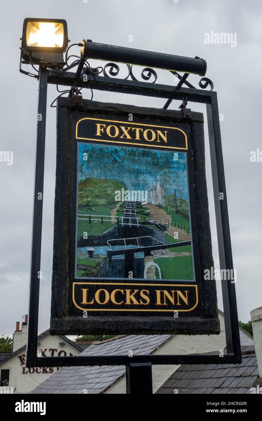Pub-Schild für das Foxton Locks Inn, Foxton Locks, an der Leicester-Linie des Grand Union Canal, Leicestershire, Großbritannien. Stockfoto