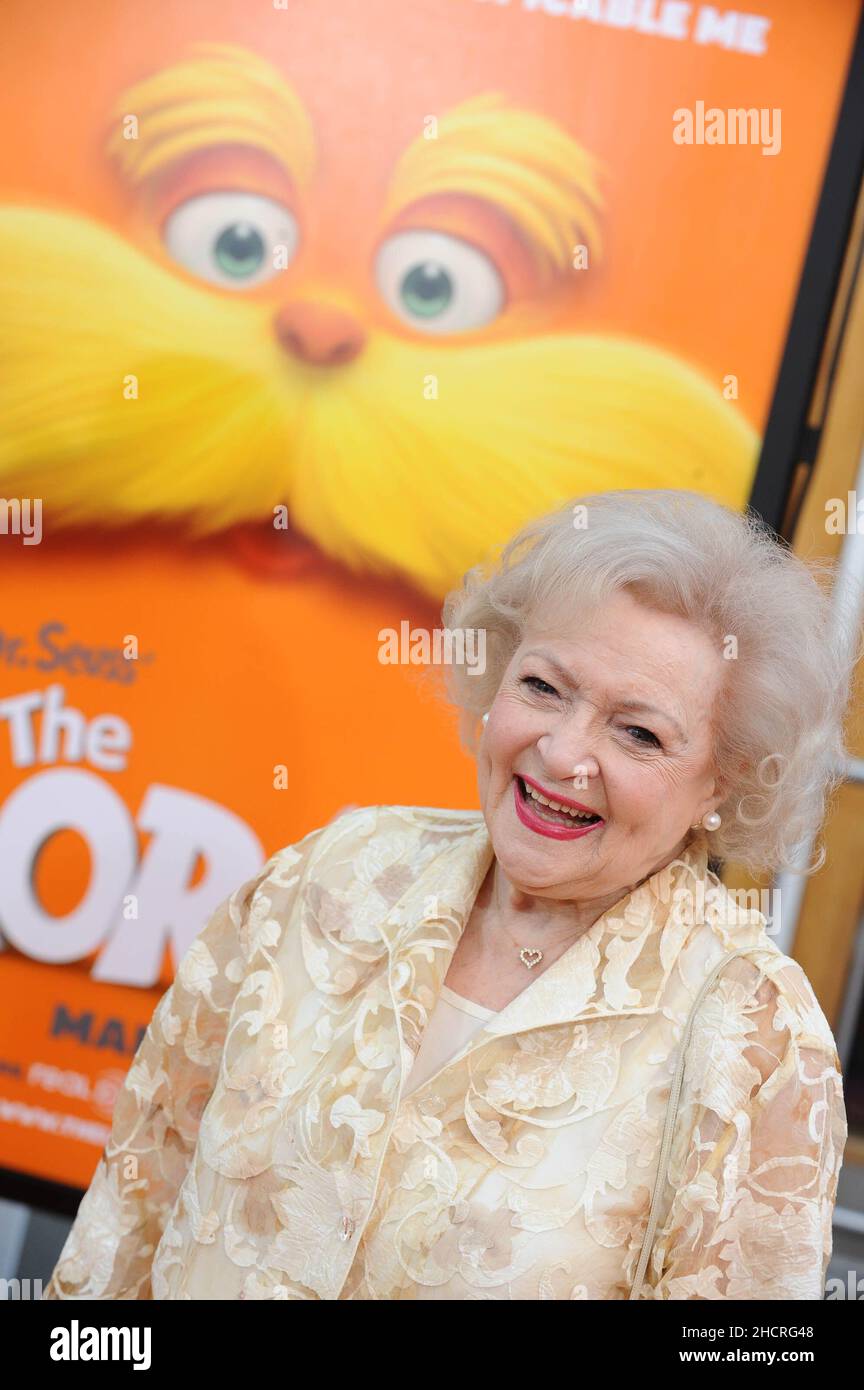 Betty White. 19. Februar 2012, Universal City, Kalifornien. „Dr. Suess' The Lorax' Los Angeles Premiere. Foto: Giulio Marcocchi/Sipa USA. Quelle: SIPA USA/Alamy Live News Stockfoto