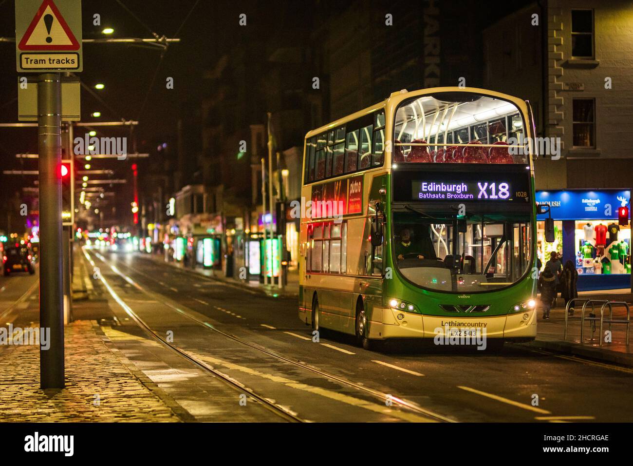 Fr 31 Dezember 2021. Edinburgh, Großbritannien. Leere Straßen und Veranstaltungsorte in Edinburgh, da die traditionellen Hogmanay-Feiern der Stadt aufgrund der Zunahme der Infektionen mit Omicron Covid 19 abgesagt werden. Die Silvesterveranstaltungen der Stadt sind weltberühmt und werden vom Guinness-Buch der Rekorde als die größte Silvesterparty der Welt anerkannt. Vor der Durchsetzung der Covid-19-Beschränkungen nahmen 40.000 Personen an der Fackelprozession Teil, 75.000 nahmen am Konzert in den Gärten Teil, und schätzungsweise 100.000 sahen sich das Feuerwerk um Mitternacht an. Stockfoto