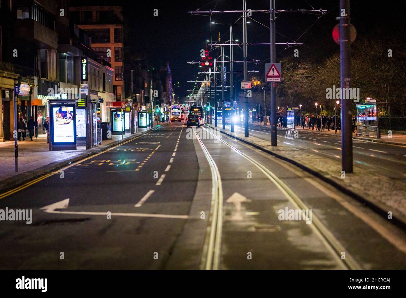 Fr 31 Dezember 2021. Edinburgh, Großbritannien. Leere Straßen und Veranstaltungsorte in Edinburgh, da die traditionellen Hogmanay-Feiern der Stadt aufgrund der Zunahme der Infektionen mit Omicron Covid 19 abgesagt werden. Die Silvesterveranstaltungen der Stadt sind weltberühmt und werden vom Guinness-Buch der Rekorde als die größte Silvesterparty der Welt anerkannt. Vor der Durchsetzung der Covid-19-Beschränkungen nahmen 40.000 Personen an der Fackelprozession Teil, 75.000 nahmen am Konzert in den Gärten Teil, und schätzungsweise 100.000 sahen sich das Feuerwerk um Mitternacht an. Stockfoto