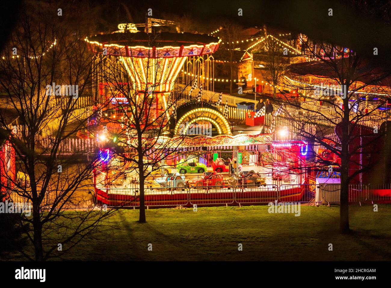 Fr 31 Dezember 2021. Edinburgh, Großbritannien. Leere Straßen und Veranstaltungsorte in Edinburgh, da die traditionellen Hogmanay-Feiern der Stadt aufgrund der Zunahme der Infektionen mit Omicron Covid 19 abgesagt werden. Die Silvesterveranstaltungen der Stadt sind weltberühmt und werden vom Guinness-Buch der Rekorde als die größte Silvesterparty der Welt anerkannt. Vor der Durchsetzung der Covid-19-Beschränkungen nahmen 40.000 Personen an der Fackelprozession Teil, 75.000 nahmen am Konzert in den Gärten Teil, und schätzungsweise 100.000 sahen sich das Feuerwerk um Mitternacht an. Stockfoto