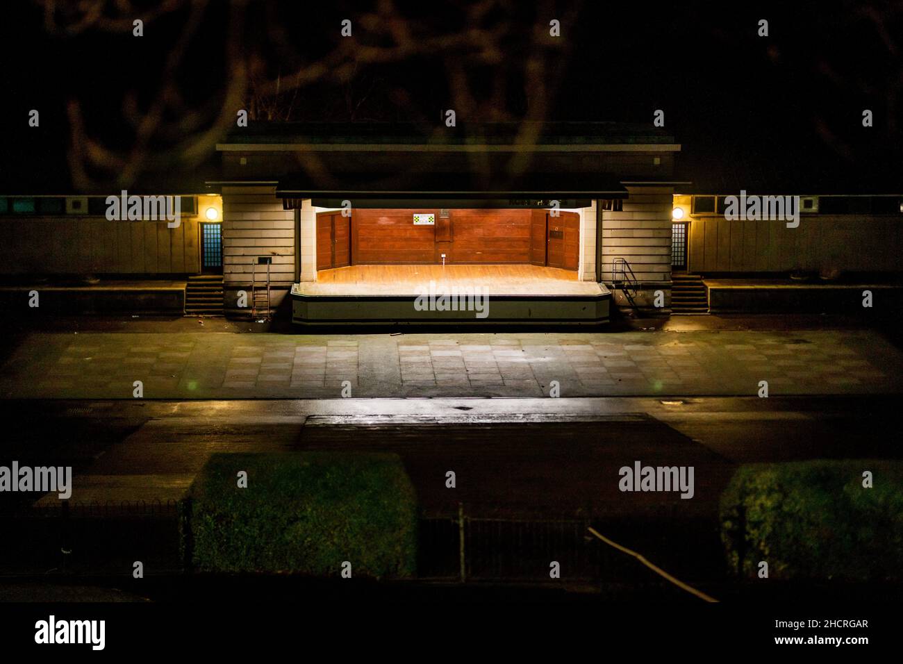 Fr 31 Dezember 2021. Edinburgh, Großbritannien. Leere Straßen und Veranstaltungsorte in Edinburgh, da die traditionellen Hogmanay-Feiern der Stadt aufgrund der Zunahme der Infektionen mit Omicron Covid 19 abgesagt werden. Die Silvesterveranstaltungen der Stadt sind weltberühmt und werden vom Guinness-Buch der Rekorde als die größte Silvesterparty der Welt anerkannt. Vor der Durchsetzung der Covid-19-Beschränkungen nahmen 40.000 Personen an der Fackelprozession Teil, 75.000 nahmen am Konzert in den Gärten Teil, und schätzungsweise 100.000 sahen sich das Feuerwerk um Mitternacht an. Stockfoto
