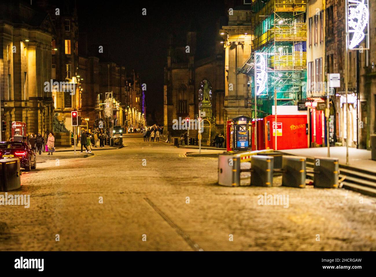 Fr 31 Dezember 2021. Edinburgh, Großbritannien. Leere Straßen und Veranstaltungsorte in Edinburgh, da die traditionellen Hogmanay-Feiern der Stadt aufgrund der Zunahme der Infektionen mit Omicron Covid 19 abgesagt werden. Die Silvesterveranstaltungen der Stadt sind weltberühmt und werden vom Guinness-Buch der Rekorde als die größte Silvesterparty der Welt anerkannt. Vor der Durchsetzung der Covid-19-Beschränkungen nahmen 40.000 Personen an der Fackelprozession Teil, 75.000 nahmen am Konzert in den Gärten Teil, und schätzungsweise 100.000 sahen sich das Feuerwerk um Mitternacht an. Stockfoto