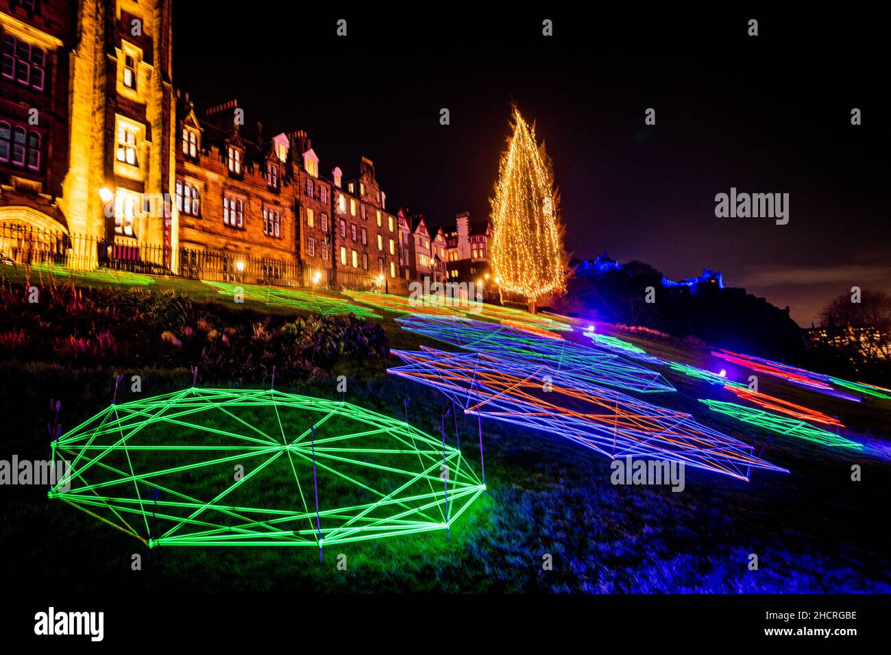 Fr 31 Dezember 2021. Edinburgh, Großbritannien. Leere Straßen und Veranstaltungsorte in Edinburgh, da die traditionellen Hogmanay-Feiern der Stadt aufgrund der Zunahme der Infektionen mit Omicron Covid 19 abgesagt werden. Die Silvesterveranstaltungen der Stadt sind weltberühmt und werden vom Guinness-Buch der Rekorde als die größte Silvesterparty der Welt anerkannt. Vor der Durchsetzung der Covid-19-Beschränkungen nahmen 40.000 Personen an der Fackelprozession Teil, 75.000 nahmen am Konzert in den Gärten Teil, und schätzungsweise 100.000 sahen sich das Feuerwerk um Mitternacht an. Stockfoto