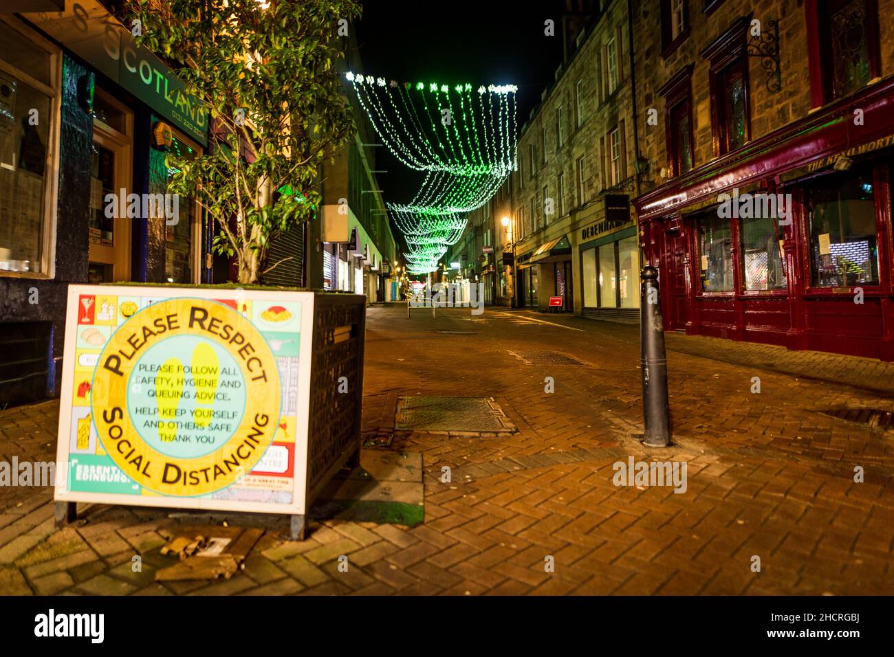 Fr 31 Dezember 2021. Edinburgh, Großbritannien. Leere Straßen und Veranstaltungsorte in Edinburgh, da die traditionellen Hogmanay-Feiern der Stadt aufgrund der Zunahme der Infektionen mit Omicron Covid 19 abgesagt werden. Die Silvesterveranstaltungen der Stadt sind weltberühmt und werden vom Guinness-Buch der Rekorde als die größte Silvesterparty der Welt anerkannt. Vor der Durchsetzung der Covid-19-Beschränkungen nahmen 40.000 Personen an der Fackelprozession Teil, 75.000 nahmen am Konzert in den Gärten Teil, und schätzungsweise 100.000 sahen sich das Feuerwerk um Mitternacht an. Stockfoto