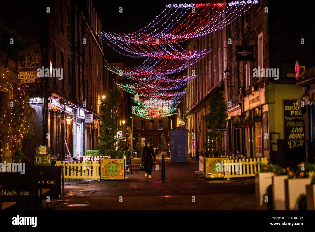 Fr 31 Dezember 2021. Edinburgh, Großbritannien. Leere Straßen und Veranstaltungsorte in Edinburgh, da die traditionellen Hogmanay-Feiern der Stadt aufgrund der Zunahme der Infektionen mit Omicron Covid 19 abgesagt werden. Die Silvesterveranstaltungen der Stadt sind weltberühmt und werden vom Guinness-Buch der Rekorde als die größte Silvesterparty der Welt anerkannt. Vor der Durchsetzung der Covid-19-Beschränkungen nahmen 40.000 Personen an der Fackelprozession Teil, 75.000 nahmen am Konzert in den Gärten Teil, und schätzungsweise 100.000 sahen sich das Feuerwerk um Mitternacht an. Stockfoto