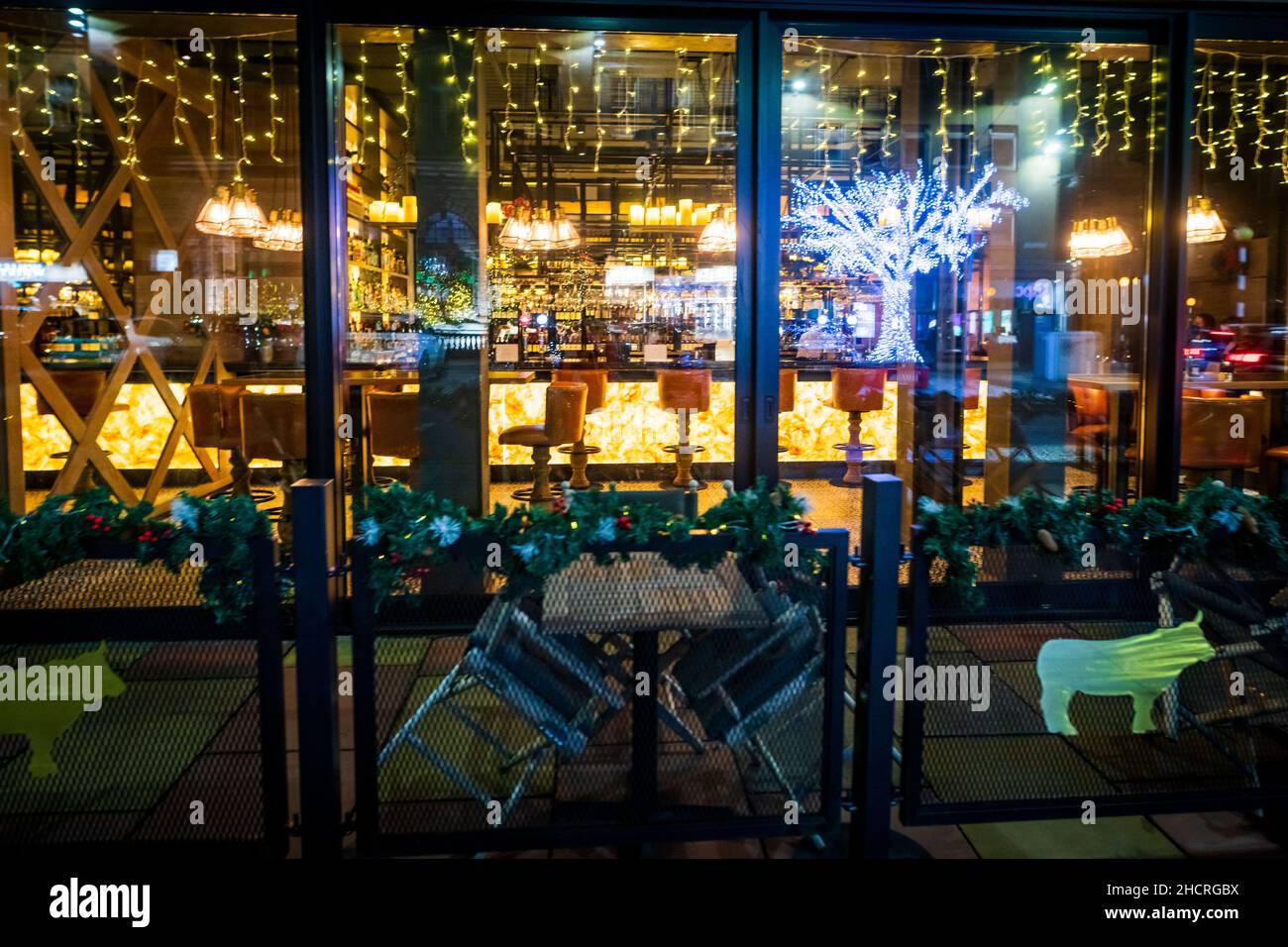 Fr 31 Dezember 2021. Edinburgh, Großbritannien. Leere Straßen und Veranstaltungsorte in Edinburgh, da die traditionellen Hogmanay-Feiern der Stadt aufgrund der Zunahme der Infektionen mit Omicron Covid 19 abgesagt werden. Die Silvesterveranstaltungen der Stadt sind weltberühmt und werden vom Guinness-Buch der Rekorde als die größte Silvesterparty der Welt anerkannt. Vor der Durchsetzung der Covid-19-Beschränkungen nahmen 40.000 Personen an der Fackelprozession Teil, 75.000 nahmen am Konzert in den Gärten Teil, und schätzungsweise 100.000 sahen sich das Feuerwerk um Mitternacht an. Stockfoto