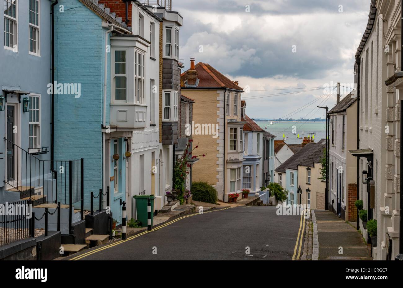 georgianische und viktorianische Häuser auf einem Hügel, der in die Altstadt von cowes auf der Insel wight uk führt, historische Architektur in cowes, Insel wight uk Stockfoto