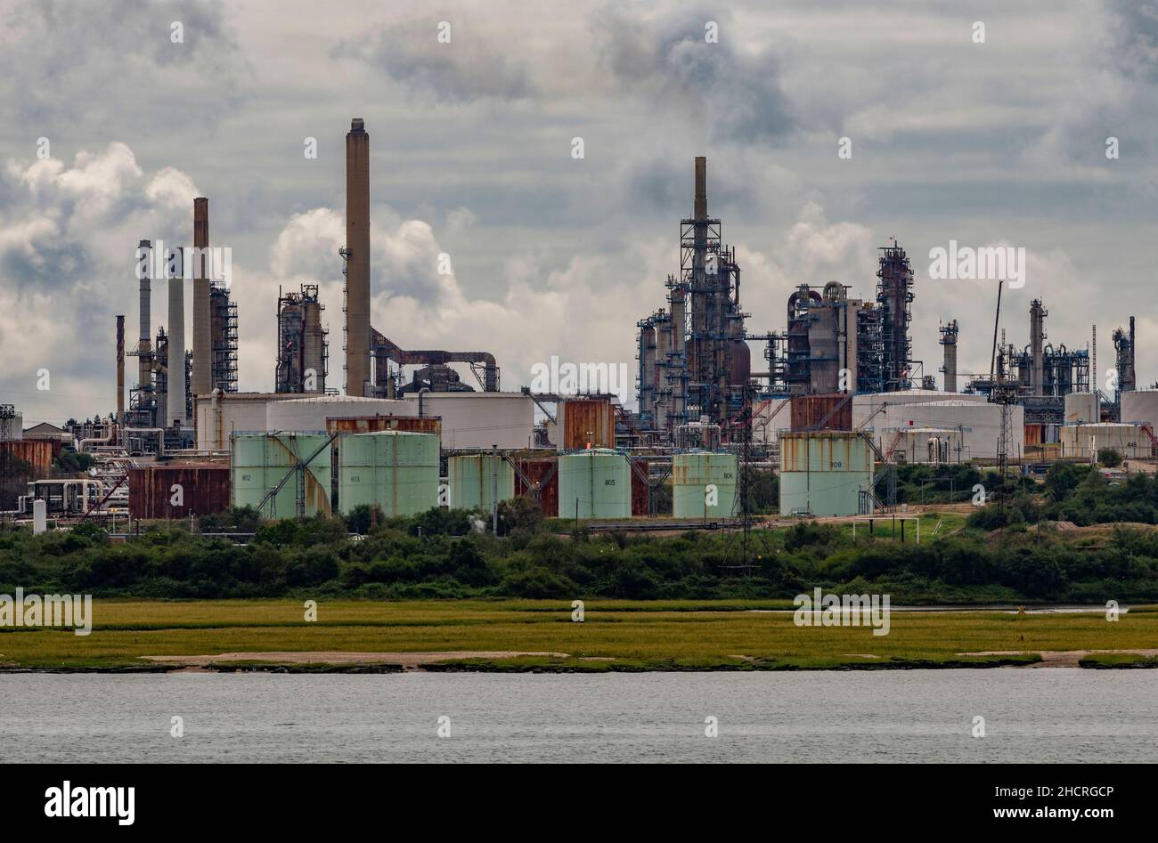 Petrochemische Anlage in der ölverarbeitungsanlage fawley und Raffinerie von exxon mobil am Rande von southampton Water southampton dockt solent uk an Stockfoto