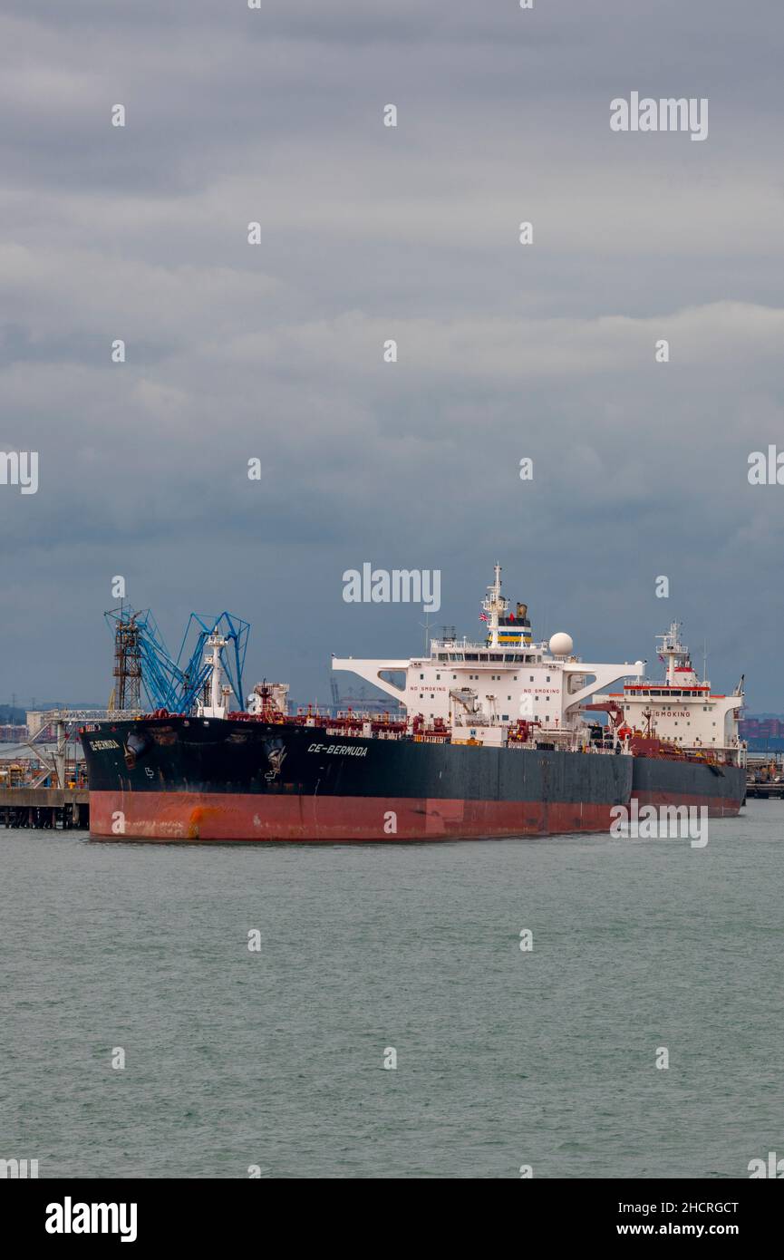 Große Schiffe und Öltanker neben dem marinepol fawley in der Ölraffinerie- und Petrochemieanlage am Rande von southampton Water uk. Stockfoto