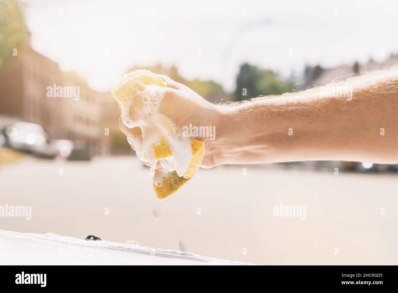 Hand auswringen einen Schwamm zum Waschen Auto Stockfoto