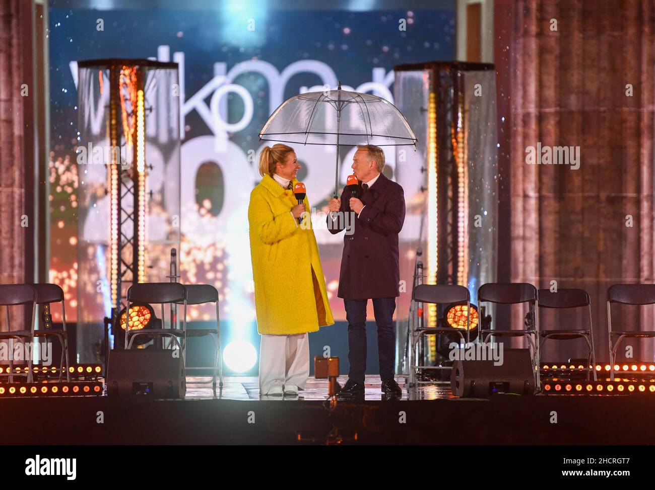 Berlin, Deutschland. 31st Dez 2021. Die Moderatoren Andrea Kiewel und Johannes B. Kerner stehen während der Silvesterfeier des ZDF vor dem Brandenburger Tor. Quelle: Christophe Gateau/dpa/Alamy Live News Stockfoto