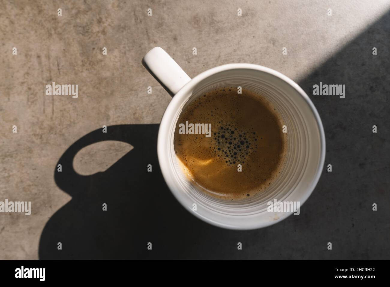 Tasse Kaffee auf grauem Hintergrund, Ansicht von oben Stockfoto